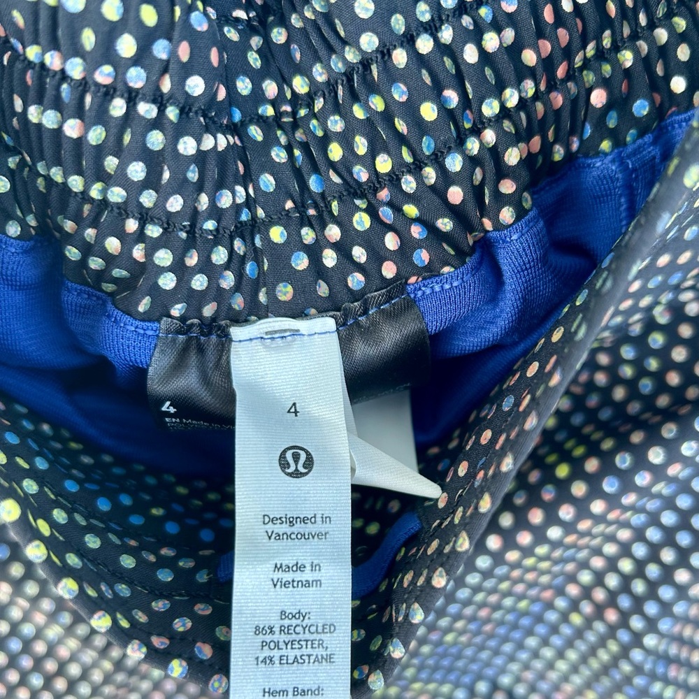 RARE Lululemon Limited Edition Reflective Hotty Hot Shorts Multi Psychic. Size 4 - Picture 7 of 10